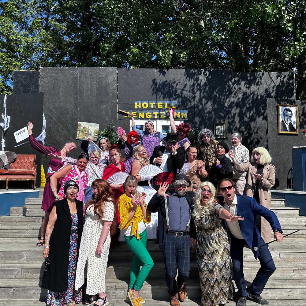 Deltagare i scenkläder på Sommarteaterns scen