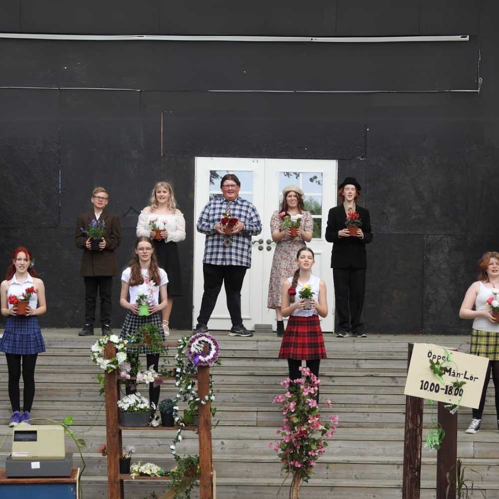 Blomceremoni vid en terminsavslutning på scenen i Öja