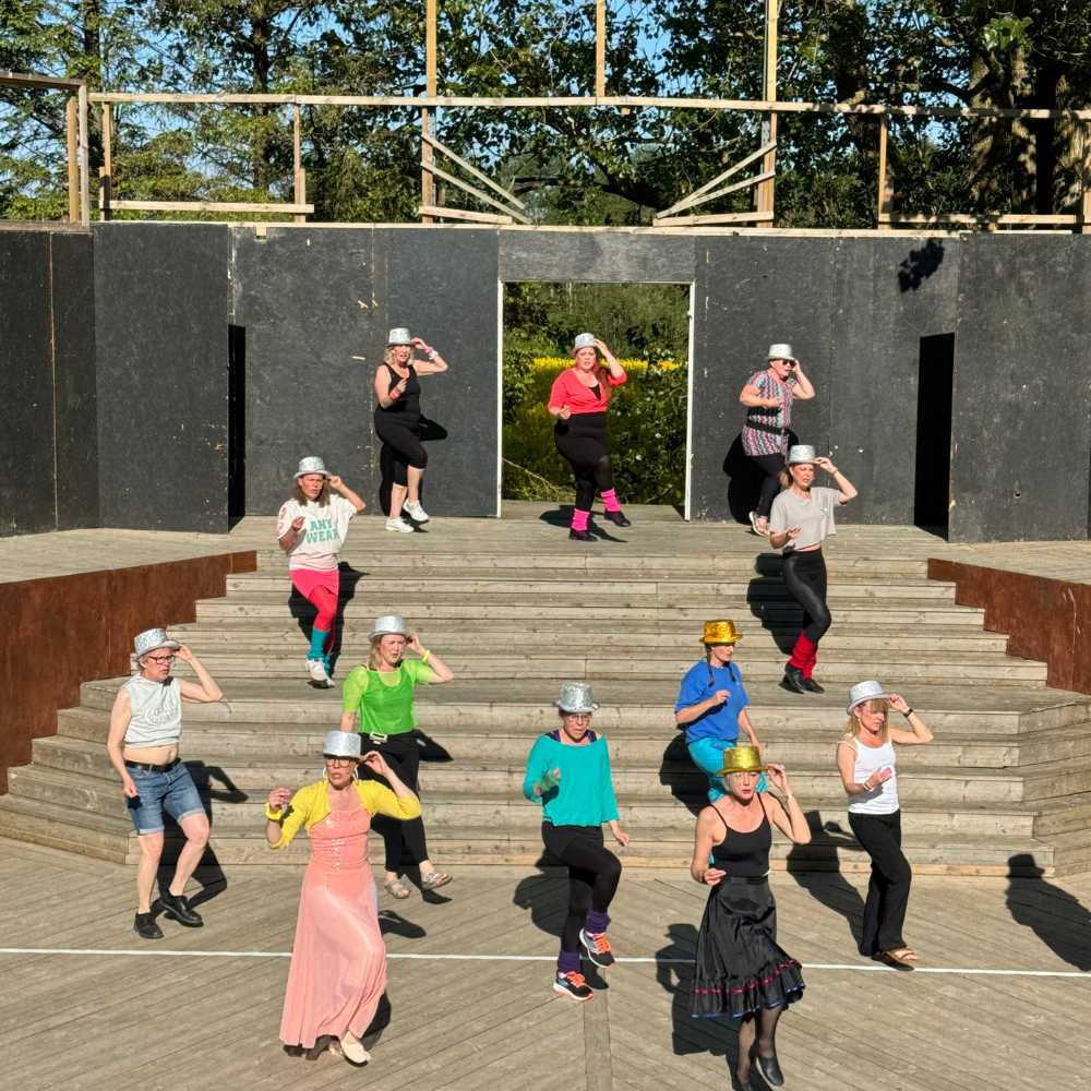 Föreställning med kostymerade skådespelare på scenen i Öja