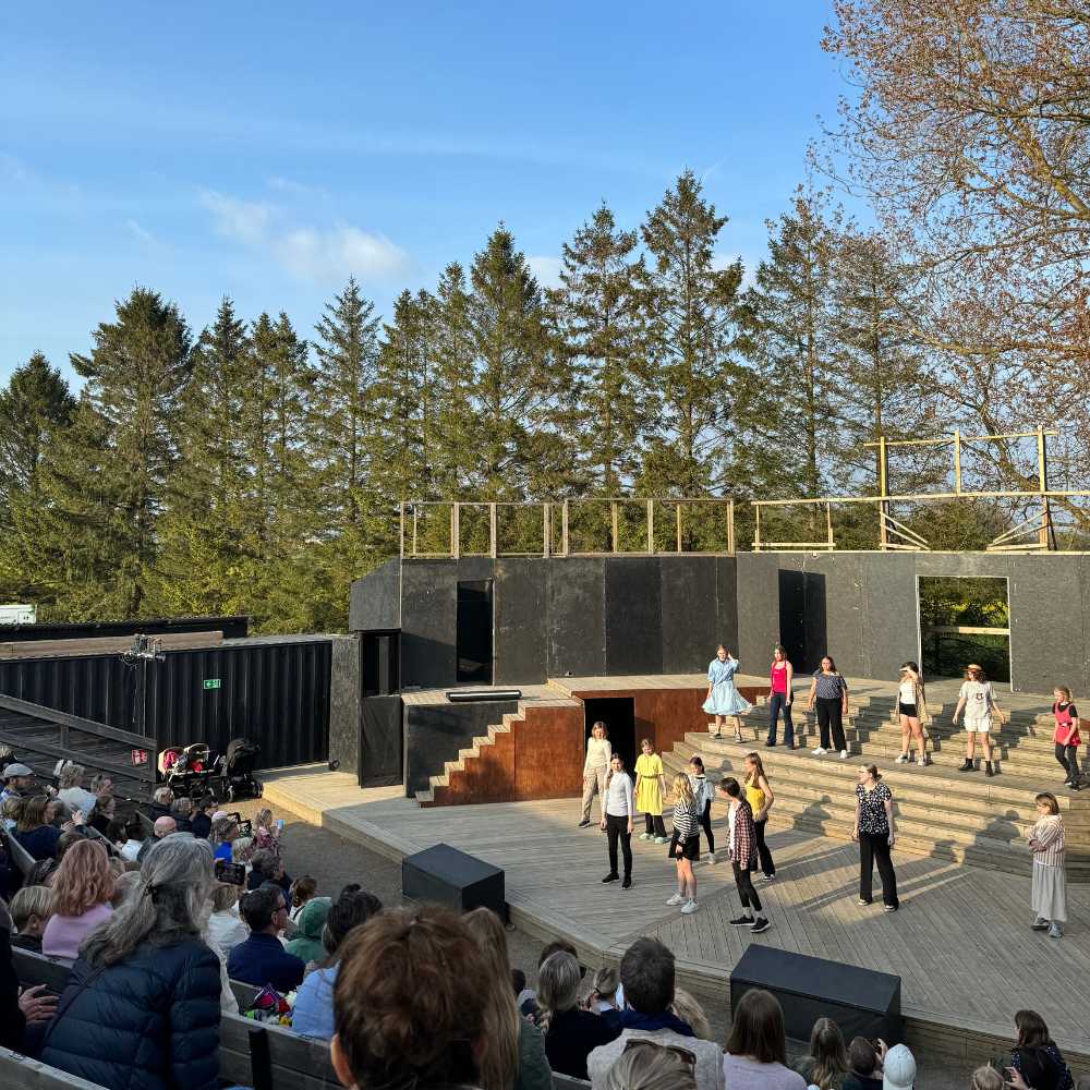 Publik och scen under en föreställning på Sommarteaterns utomhusscen i Öja