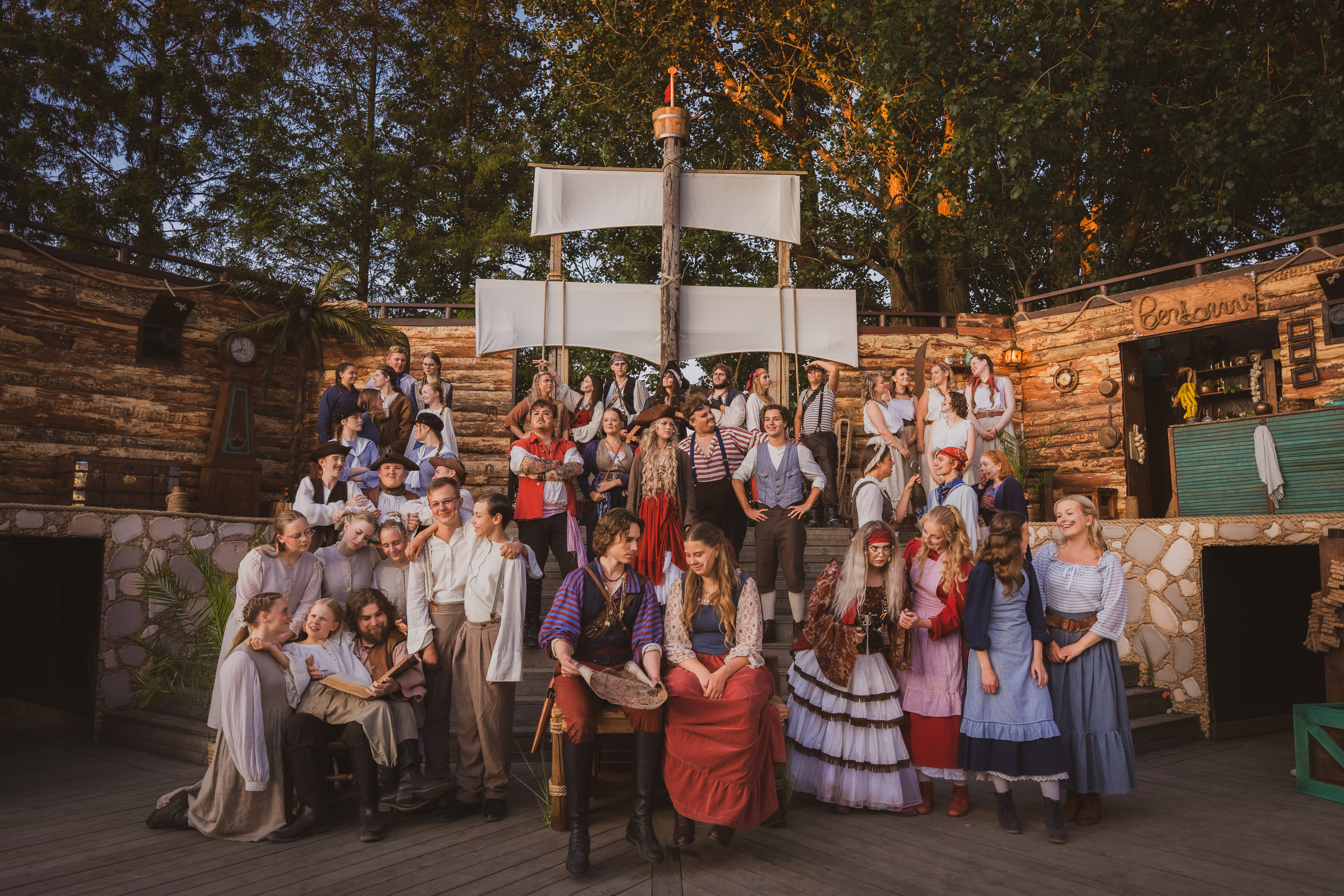 Sommarteaterns ensemble på scen